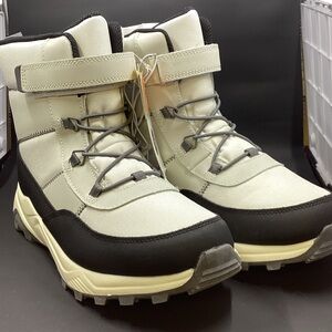 Cat & Jack Kids Boots in Black and Cream